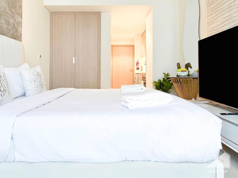 Apartment Sleek In Azizi Riviera With Modern Comforts