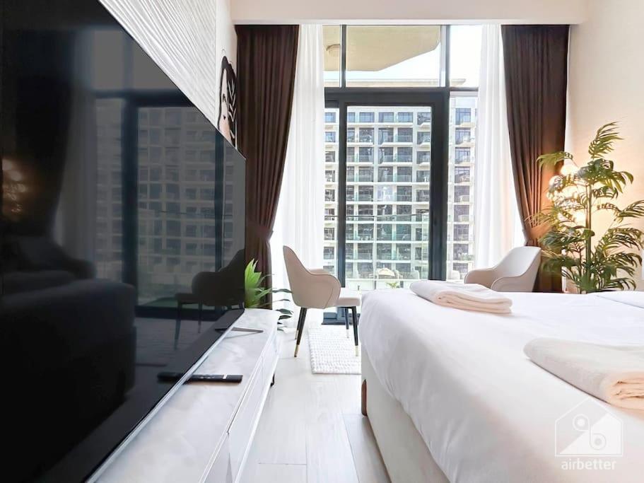 Sleek In Azizi Riviera With Modern Comforts Apartment