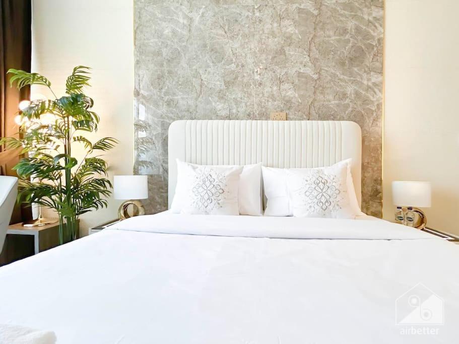 Apartment Sleek In Azizi Riviera With Modern Comforts