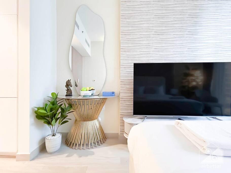 Apartment Sleek In Azizi Riviera With Modern Comforts
