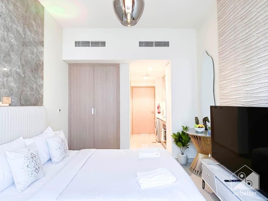 Apartment Sleek In Azizi Riviera With Modern Comforts