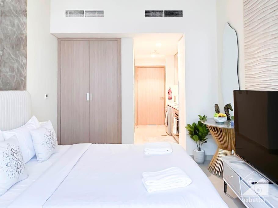 Apartment Sleek In Azizi Riviera With Modern Comforts